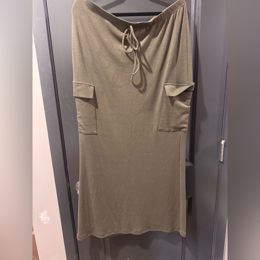 NWOT Olive Green cargo Midi skirt with Pockets